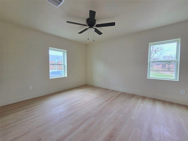 Building Photo - 4607 Englewood St