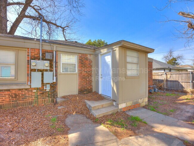 Building Photo - 2357 W Park Pl