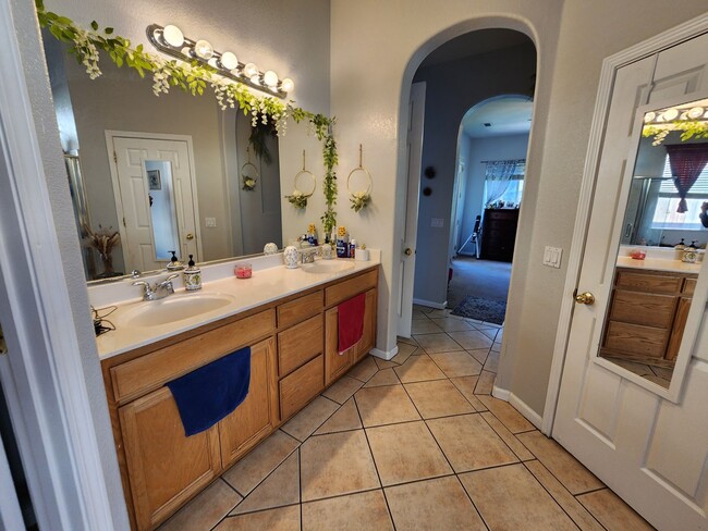 Building Photo - Beautiful Newman Home!