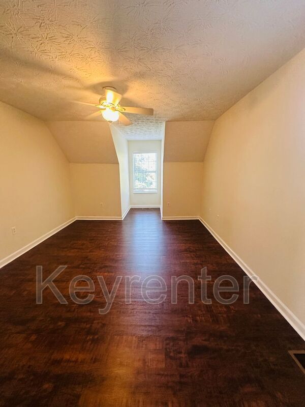 Building Photo - 2207 Crestpark Rd