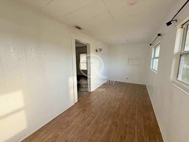 Building Photo - Spacious 3 Bedrooms / 1 Bathroom Home For ...