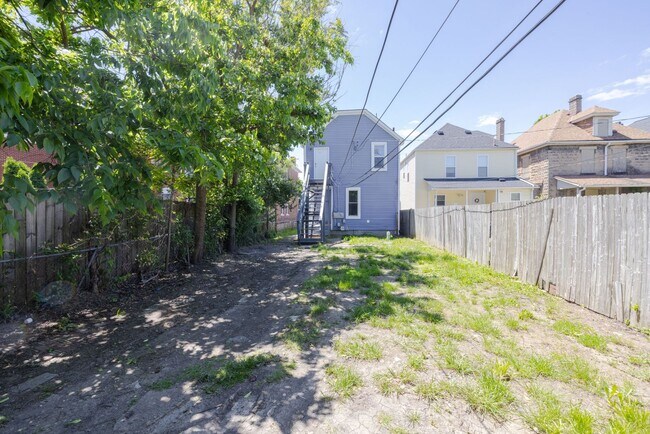 Building Photo - 358 St Clair Ave