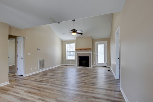 Building Photo - Cozy 3 bd 2 bath in the heart of Clarksville.  Fresh paint and Flooring!