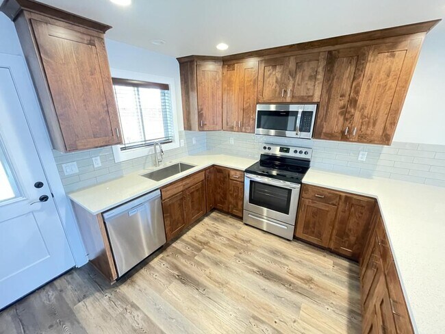 Building Photo - 1026 SE 6th Ave