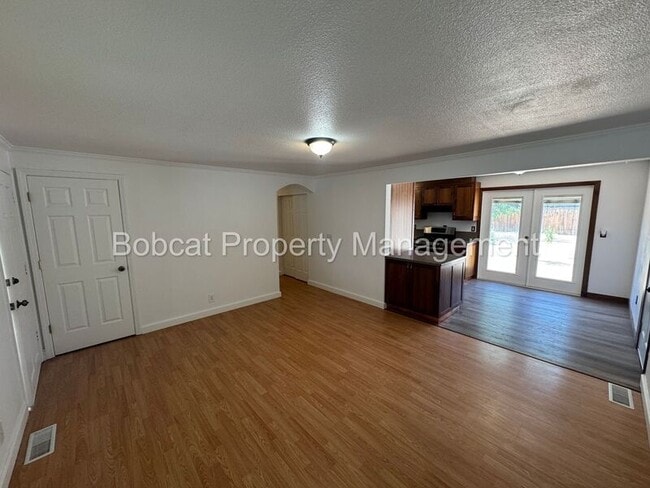 Building Photo - 700 Cottonwood Dr