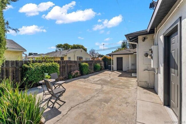 Building Photo - 8420-8424 Dallas St