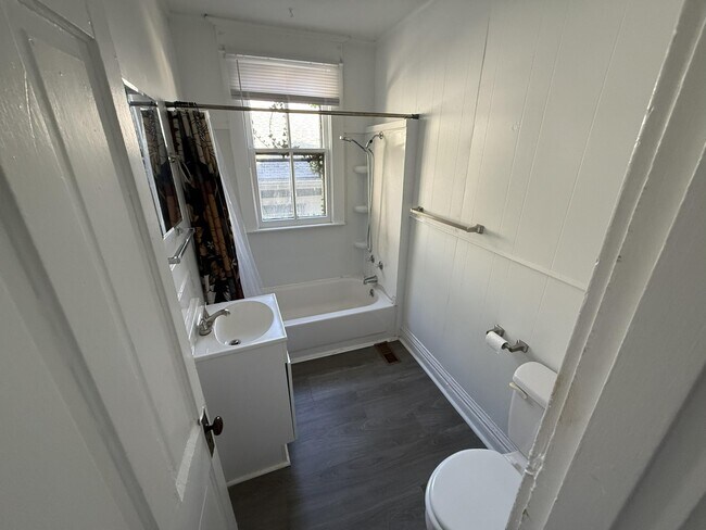 Building Photo - 404 Ewing St