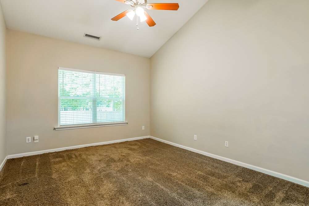 Building Photo - 636 Smith Ridge Way