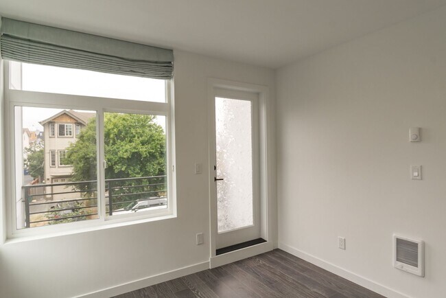 Building Photo - 2Bd/1.75Ba Seattle Townhome