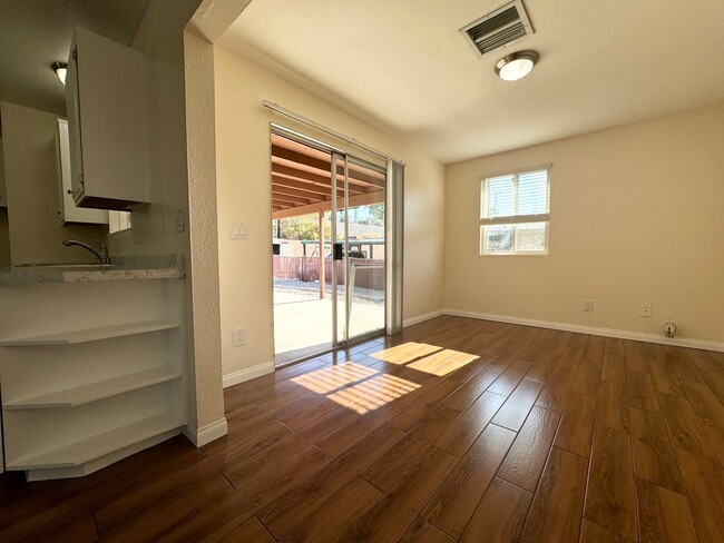Building Photo - AVAILABLE NOW!! 3 Bed / 2 Bath Home in Des...