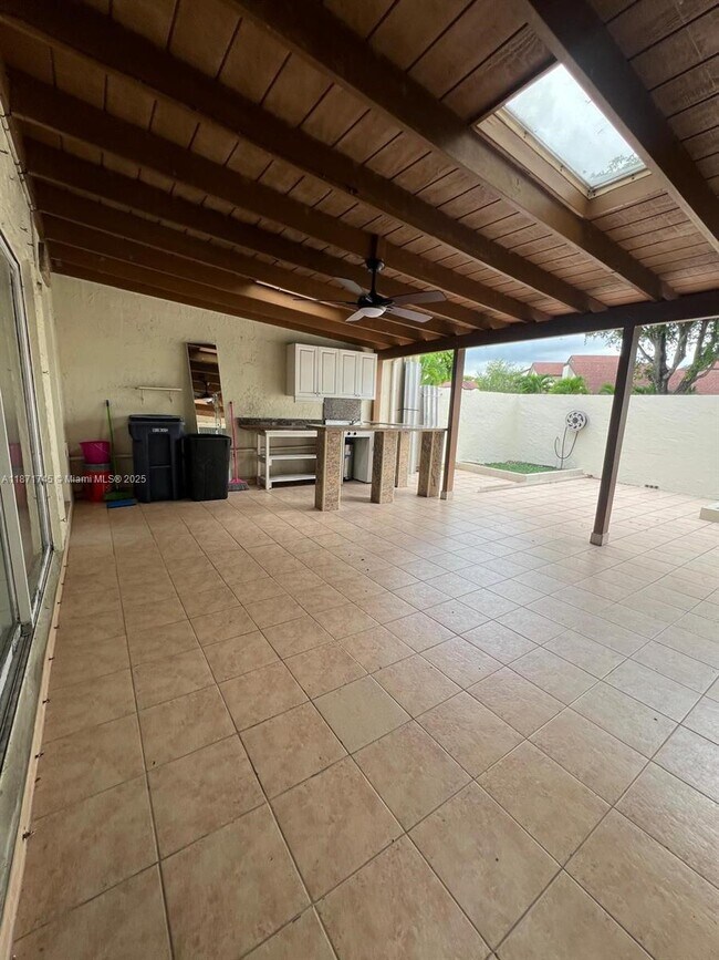 Building Photo - 526 NW 99th Ct