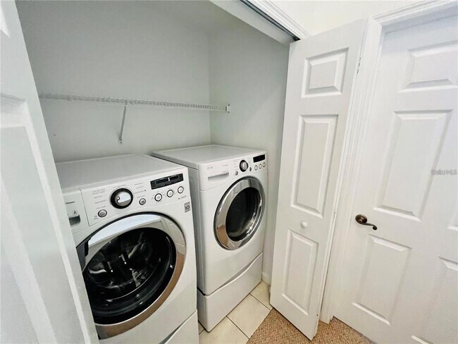 Building Photo - 2413 Silver Palm Dr