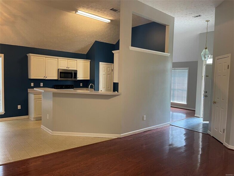 Building Photo - 1005 David Dr