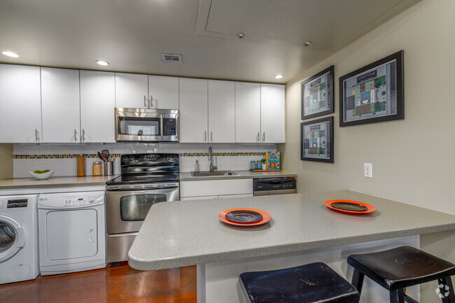 2BR, 2BA - 820SF - Kitchen - Lone Star Lofts