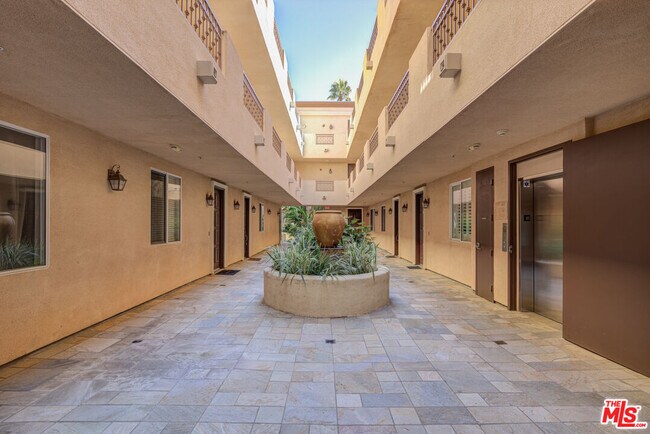 Building Photo - 1444 S Point View St