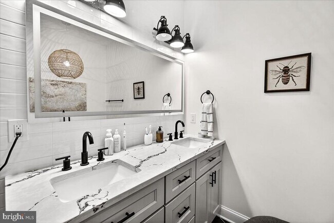 Building Photo - 910 Featherstone St