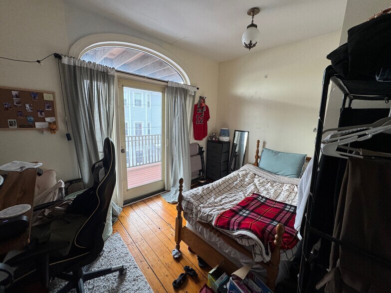 Building Photo - 53 Lawn St