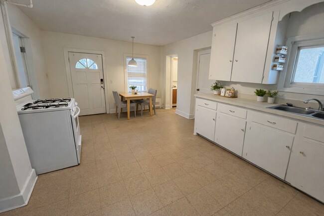 Building Photo - 1211 Pine St