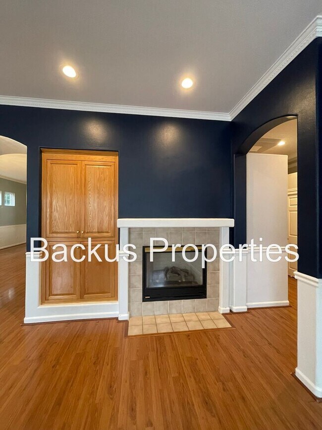Building Photo - Wonderful four bedroom home close to shopping centers and parks