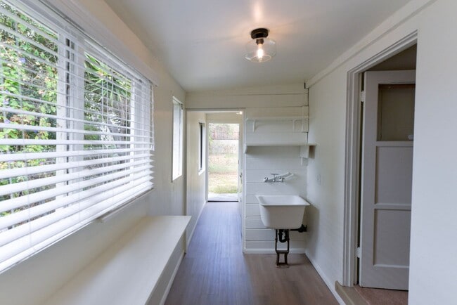 Building Photo - Spacious One Bedroom Single Family Home wi...
