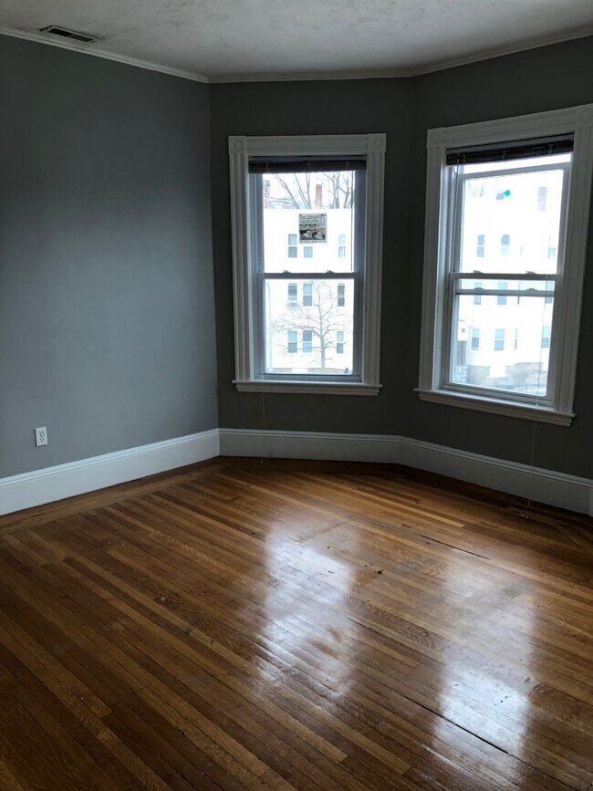 Building Photo - 4Br/2Bth, Great location, close to Wentwoth, Orange Line, Laundry in UNIT!