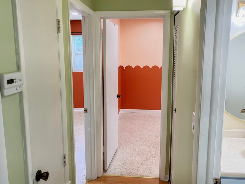 Building Photo - 913 Schumann Dr