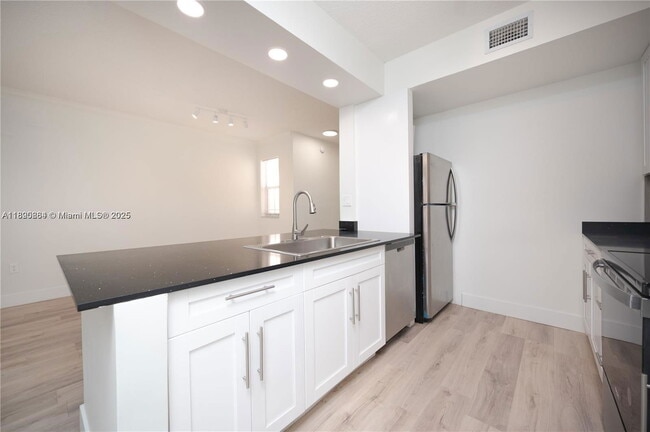 Building Photo - 2406 Centergate Dr