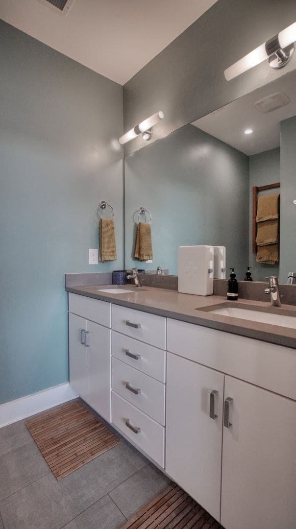 Building Photo - 3 Bedroom Townhome in 5 Points with Private Garage and Rooftop Deck