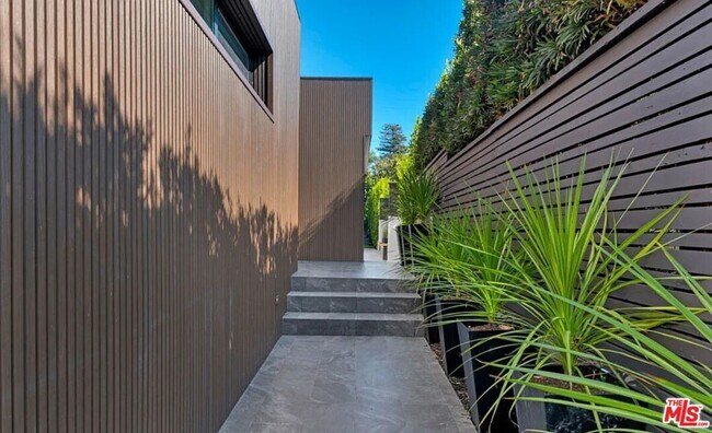 Building Photo - 418 N Bowling Green Way