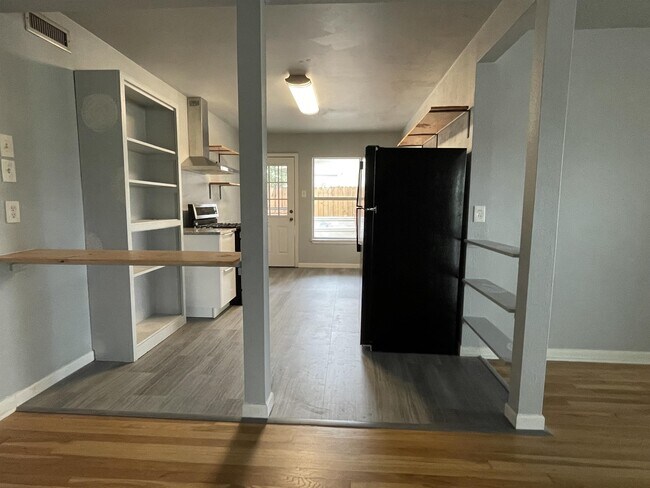 Building Photo - 258 Cresham Dr