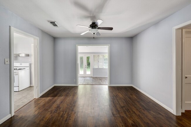 Building Photo - 126 Pamellia Dr