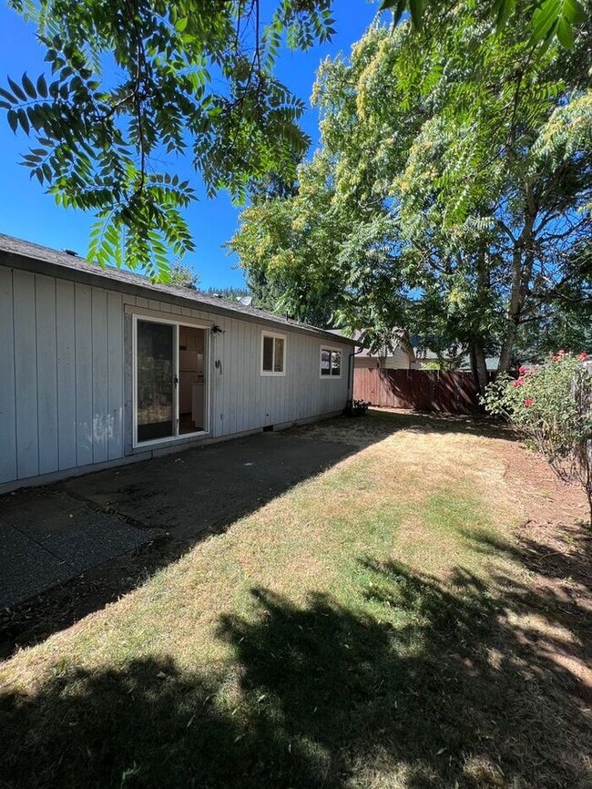 Building Photo - Amazing 2 Bedroom Single-level Duplex w/ A...
