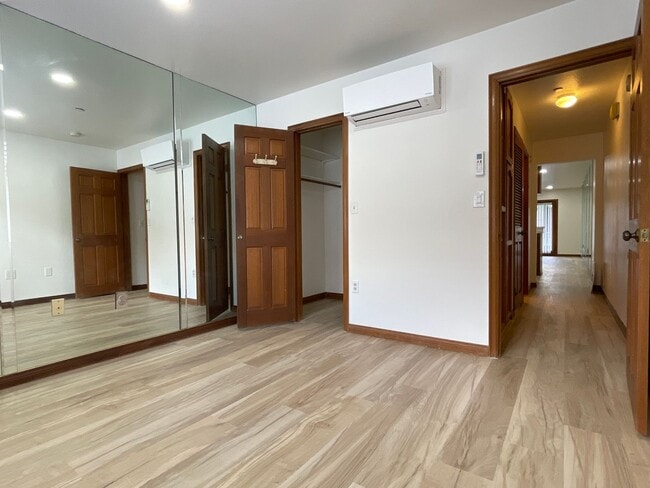 Building Photo - Los Caballeros #320