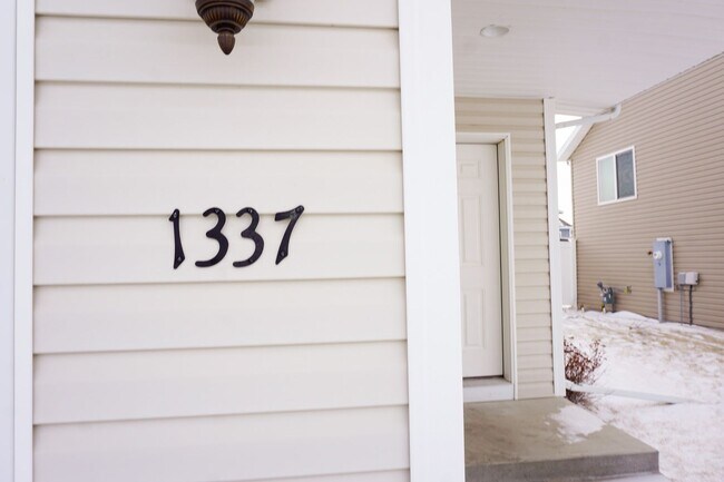 Building Photo - 3 Bed 3 Bath Twin Home