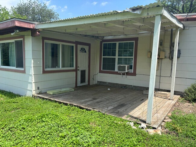 Building Photo - 318 Sprucewood Ln
