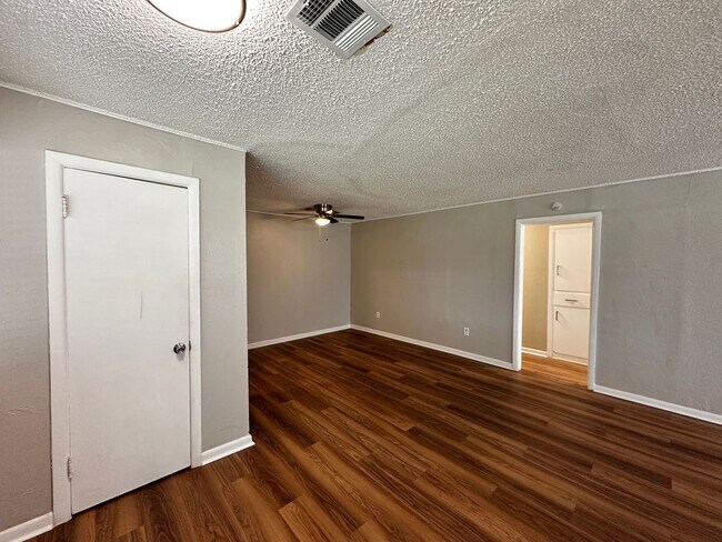 Building Photo - Wascher  Duplex