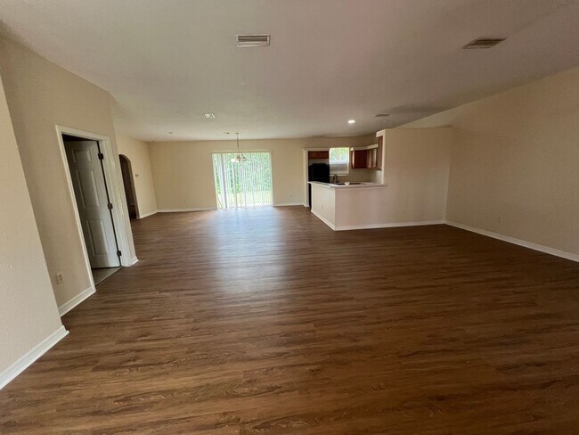 Building Photo - Available 9/15/26 -- $1,650 ** 3 Bed / 2 Bath * Single Family Home