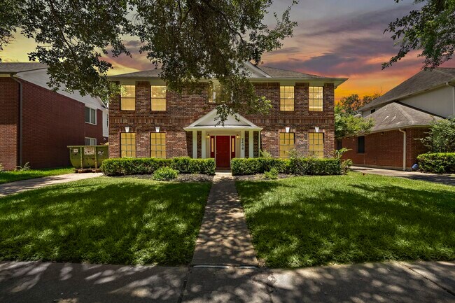 Building Photo - 2406 Parkwood Ln