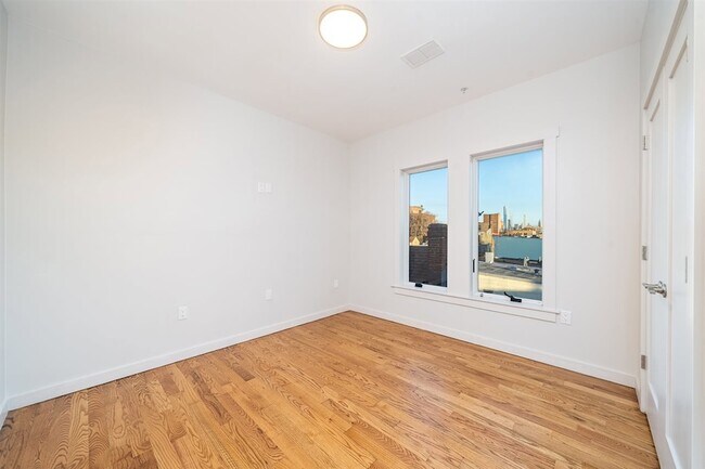 Building Photo - 541 42nd St