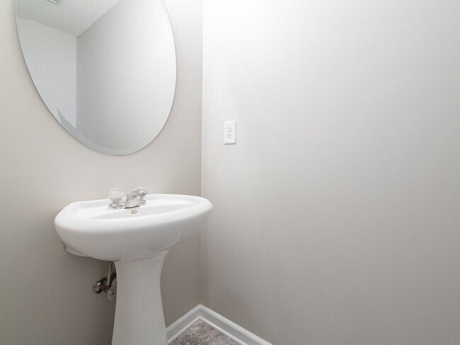 Building Photo - Super Townhouse with 2 MASTER BEDROOMS!