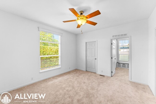 Building Photo - Stylish and beautiful 3-Bed Home with Land...