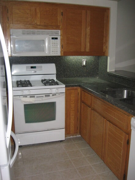 Kitchen Oak Cabinets!! - 6999 Rodling Dr