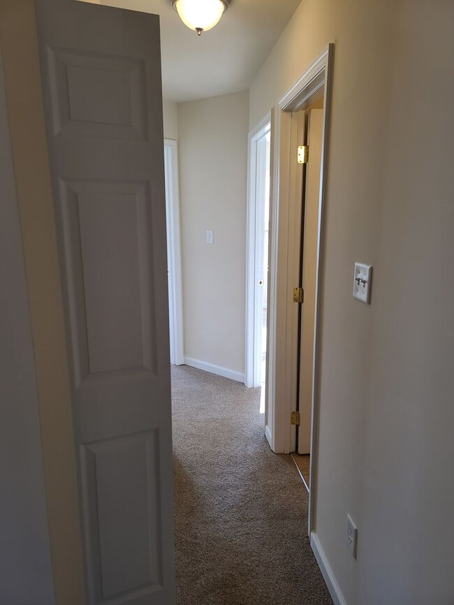 Building Photo - 3 Bedroom 2 1/2 bath ** End Unit** Townhome for Rent in Waynesboro