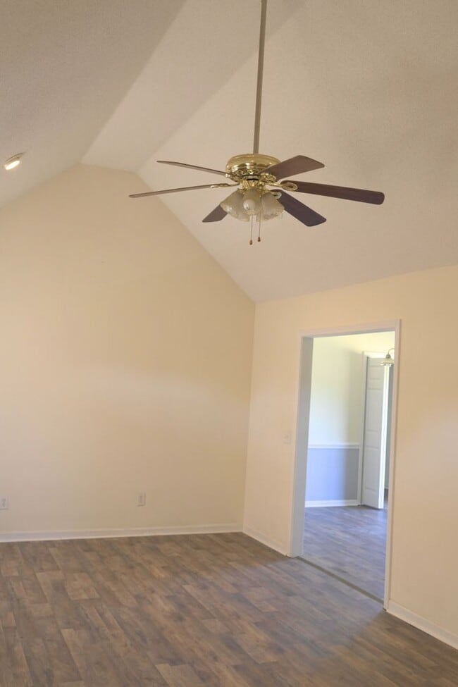 Building Photo - 3-bed, 2-bath house on 1.2 acres with stunning views of the mountains