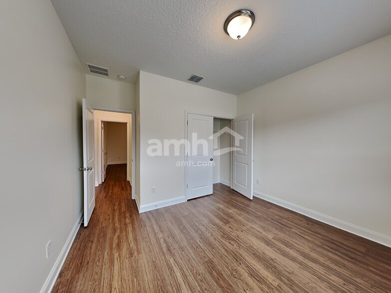 Building Photo - 887 Sunny Stroll Dr