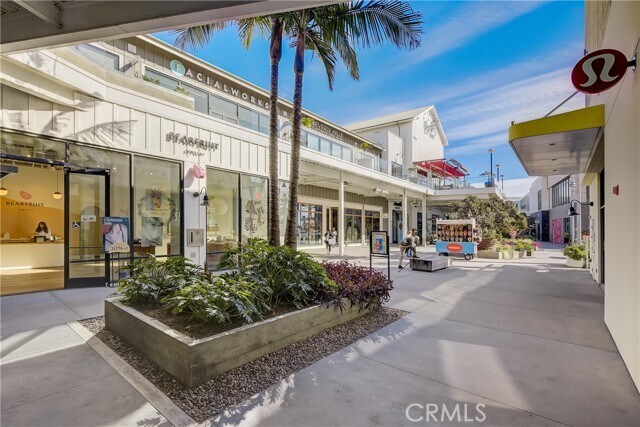 Building Photo - 16562 Regina Cir