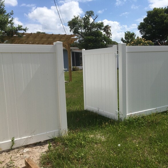 From park into backyard - 658 64th Ave S