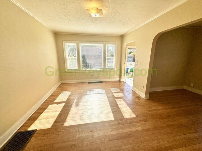 Building Photo - 3 Bed 1 Bath Unit in Ne Portland