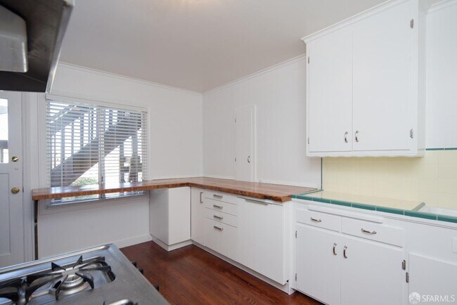 Building Photo - 190 Randall St