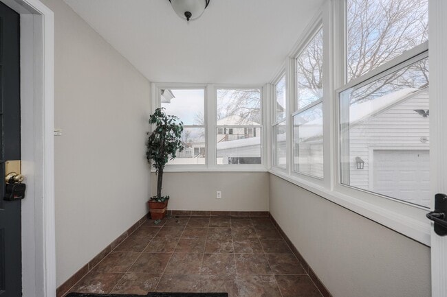 Building Photo - 154 Manning St